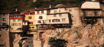 Les célèbres maisons suspendues à flanc de falaises (Pont en Royans)