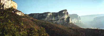 Vue panoramique des falaises de Presles, à gauche les gorges de la Bourne